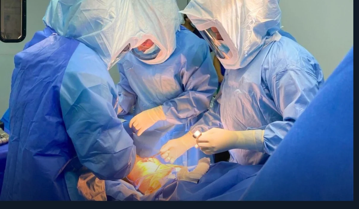 Equipo médico durante una cirugía de rodilla
